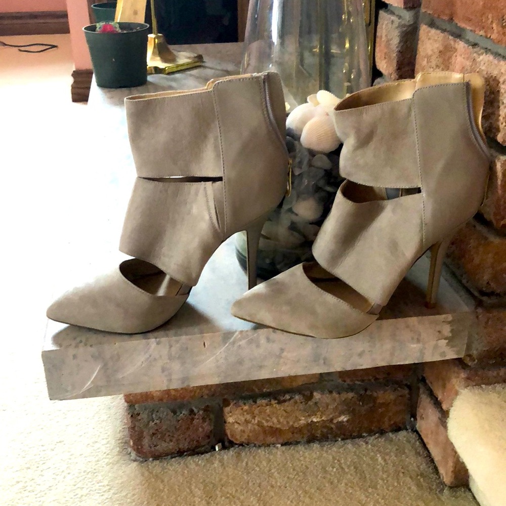 Gorgeous pair of grey/taupe dress shoes. Ladies 8.